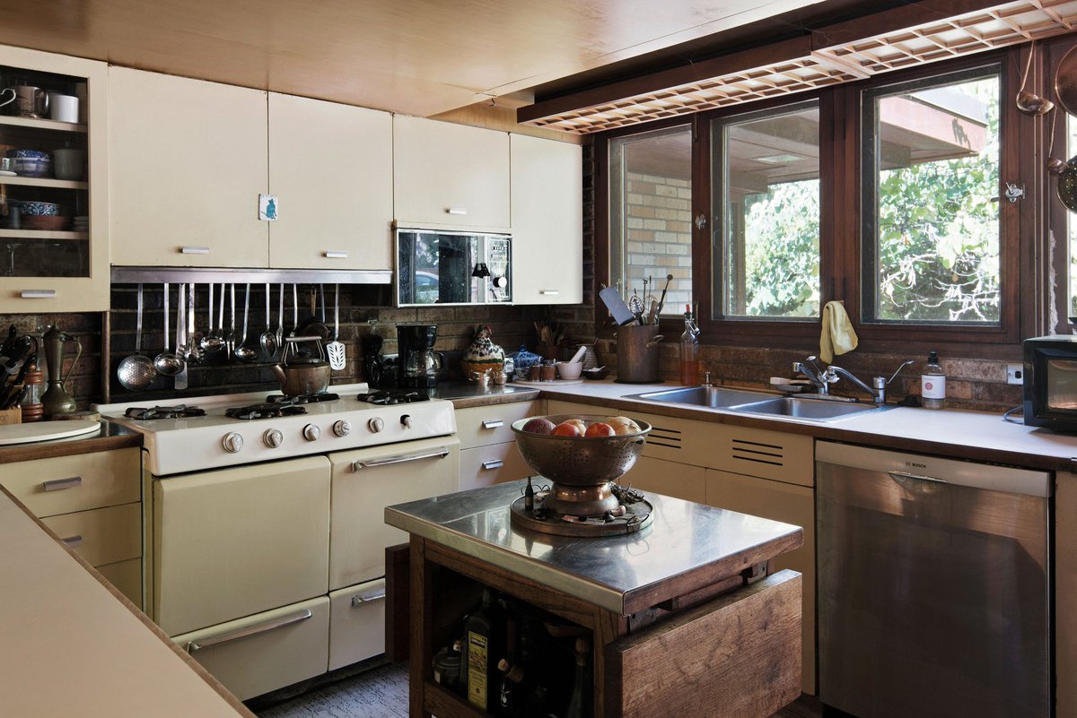 Frank Lloyd Wright–designed house hits Kansas City market. bit.ly/2Qsdms9 https://t.co/zTnXnkyJ1o