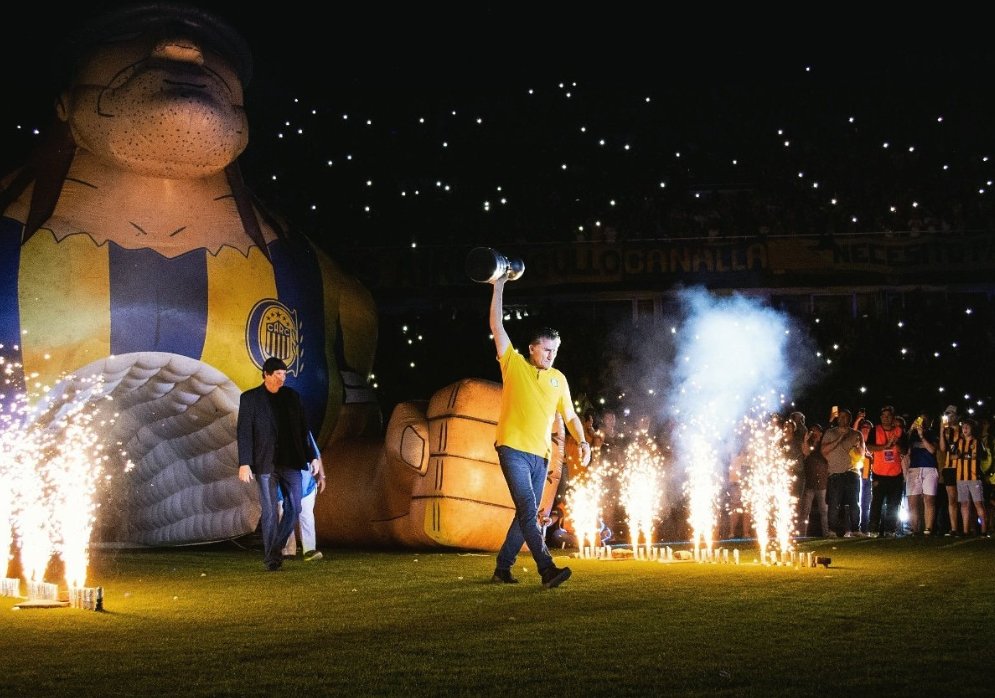 SC_ESPN's tweet photo. La terrible foto que compartió Rosario Central tras los festejos del título en Arroyito. ¡Dale RT si creés que Bauza es un excelente entrenador! https://t.co/9xlahr0xd6