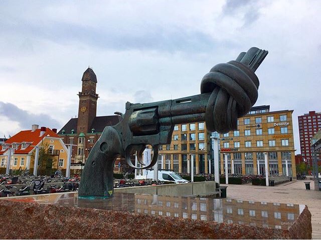 #SmockingGun I saw in Malmö, Sweden this summer. Pretty sure even a #KnottedGun would be unsafe in Trump‘s hands...

(Made by Carl Fredrick Reuterswärd after John Lennon‘s murder.)