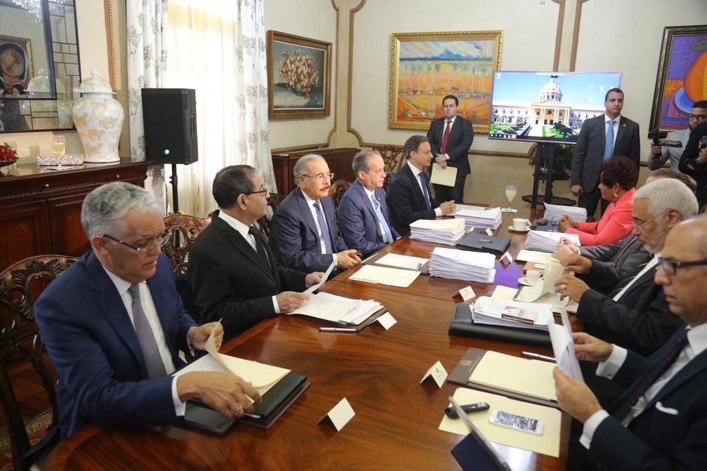 BelarminioR's tweet photo. Felicito al CNM y de manera especial al Presidente Danilo Medina por la atinada selección que hicieron de los Jueces del Tribunal Constitucional: Domingo Antonio Gil, Miguel Valera Montero, Alba Luisa Marcos y José Alejandro Ayuso de los Santos, son meritorios y calificados. https://t.co/igfGP2jbKo