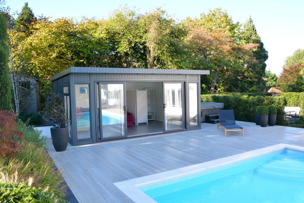 MDFOSB_Europe's tweet photo. Bakers Timber Buildings maakt deze fraaie tuinkamers van MTX! Kamers die in de winter gewoon gebruikt kunnen worden. Want de MTX buitenschil behoudt zijn dimensionele stabiliteit ook als het weer winters wordt: https://t.co/u3qybDhczM https://t.co/qLE8mCia25