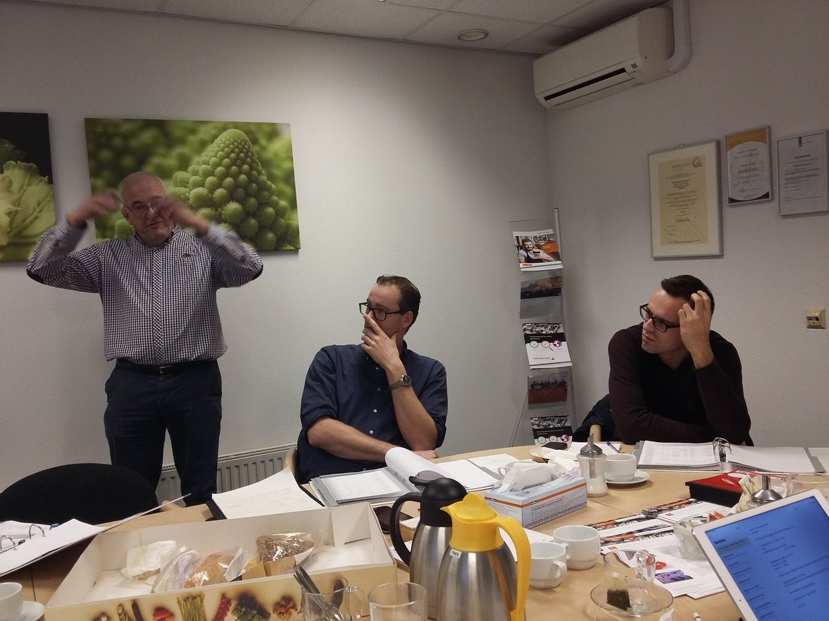 JokedeGeus's tweet photo. Basiscursus #Bodem en #bemesting bij #GroenAgroControl.
Piet van der Eijk en Joke de Geus verzorgen  de cursus voor jonge boeren en zij instromers. Volgende week deel 2. Belangstelling? Bel 0622261668. https://t.co/tYNDRdAcN5