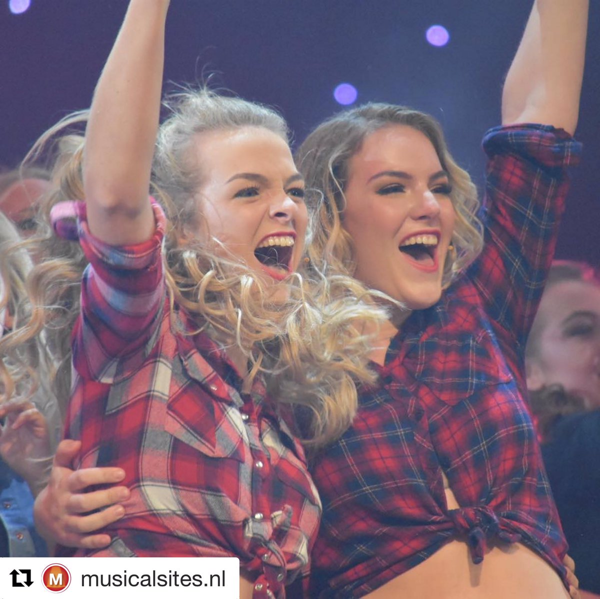 WOW! Wat een avond! Vanavond sleepten we maar liefst twee Amateur Musical Awards binnen. 
Die voor Beste Vrouwelijke Bijrol (Els Damen) en Beste Ensemble. We zijn supertrots op iedereen die Footloose tot dit succes heeft gemaakt. 
<a href="/VenVDans/">Vuur & Vlam Dans</a> #AMAs2018