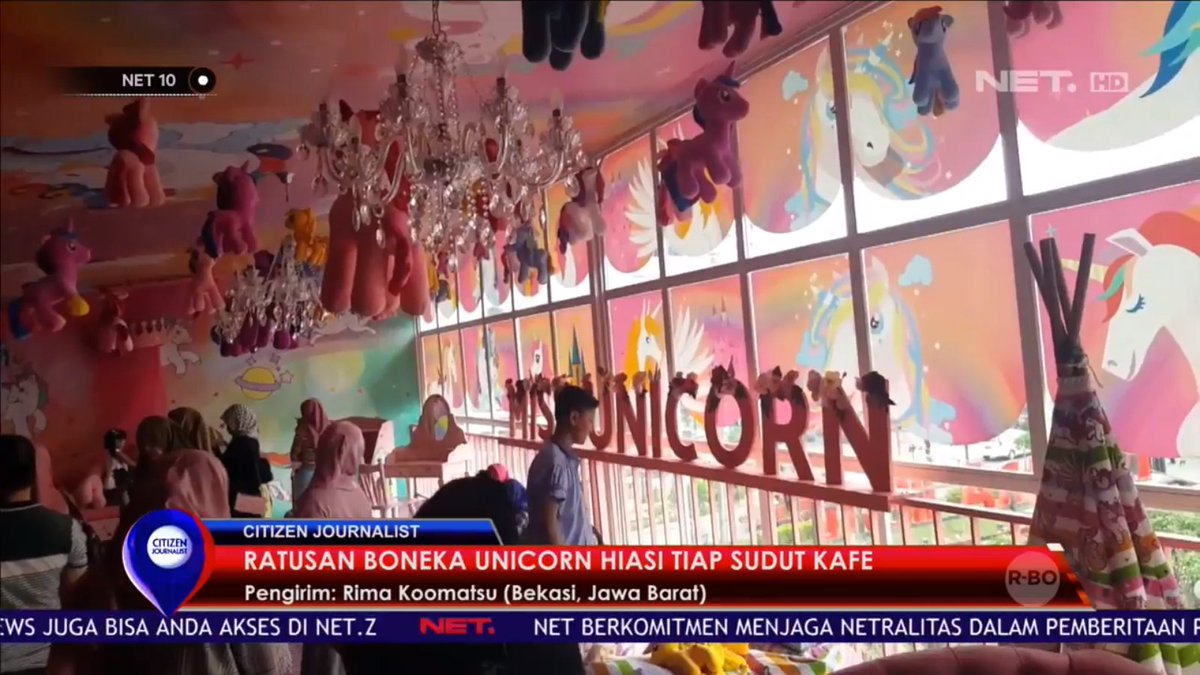 NET_CJ's tweet image. Namanya juga Kafe Unicorn. Jadi sudah terbayang jelas kan isi dekorasinya seperti apa? Ratusan boneka unicorn menghiasi setiap sudut kafe yang ada di Kranggan, Bekasi, Jawa Barat. Harga menunya terjangkau, mulai dari Rp 10.000 – Rp 45.000 saja. Video kiriman Rima Koomatsu. #NET10