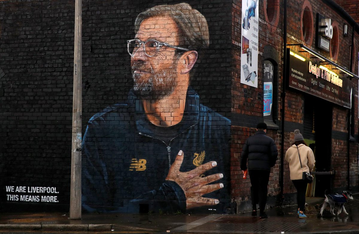 📸 Graffitied on the streets of Liverpool...
@LFC's artist becomes the art 👨🎨