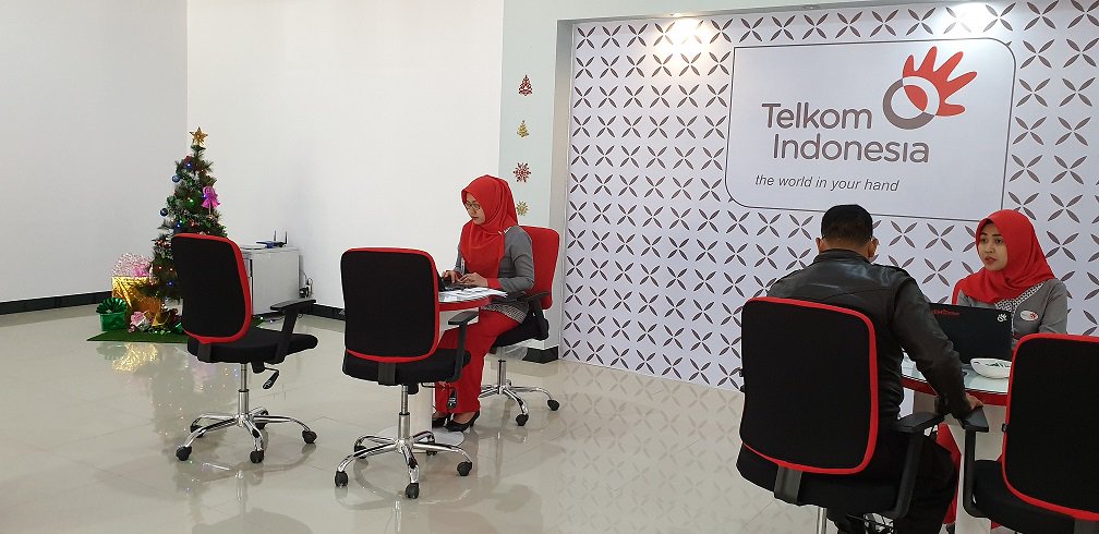 augustwib's tweet photo. #TelkomFuntastic5 #BRIGHTTR5 #NTBTREG5 (Witel NTB) (Plasa) Kami siap melayani customer. Pagi di Plasa Telkom NTB @parwi66 @_funtastic5_ https://t.co/4E8e6BrxnP