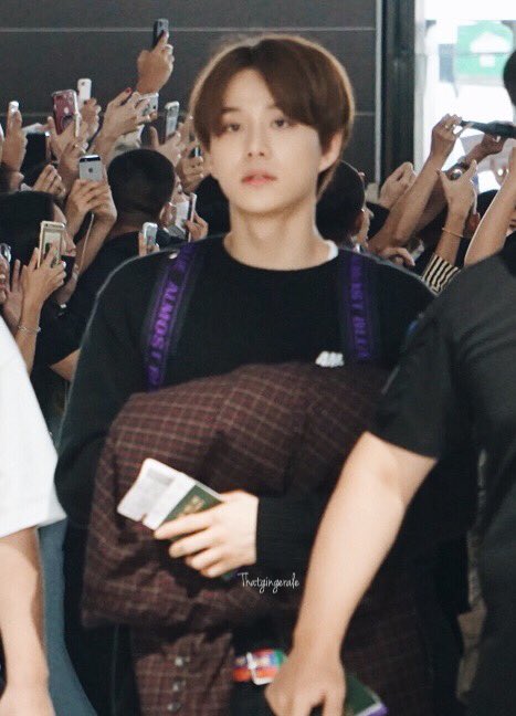 thatgingerale's tweet photo. 181210 — พึ่งเห็นว่าเจ้าสนู้ปปี้มอง ㅠㅠ น่ารักมากเลยน้าตัวจริง แงงงงงงงงง ขาวมากๆ แก้มน่าบีบๆ ㅠㅠ 

#jungwoo #정우 https://t.co/xtgUgbHnhP
