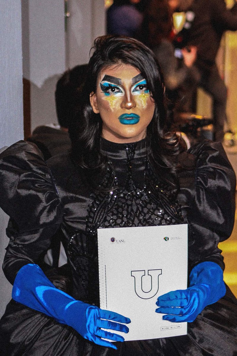 rizshi's tweet photo. Hoy mi amix Alfredo Bisset, quien da vida a la drag queen #RebelMörk se recibió como Lic. en Diseño Gráfico por parte de la FAV de @uanl y fue a su ceremonia de graduación en #Drag. Un gran paso en nuestra ciudad. #AplausosDePie #LargaVidaAlDragRegiomontano https://t.co/WBSRxqOobo