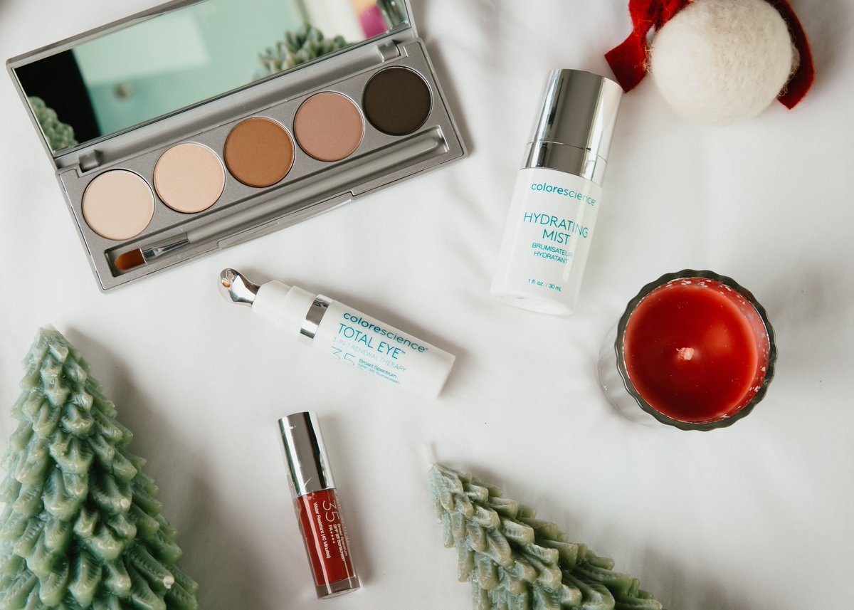 Colorescience's tweet image. Traveling this holiday? ✈️ Our Limited Edition Refresh &amp;amp; Renew Kit will pass through TSA, no problem.

*Mini Hydrating Mist ✔️
*Mini Lip Shine ✔️
*Total Eye 3-in-1 Renewal Therapy ✔️
*Eye &amp;amp; Brow Palette ✔️