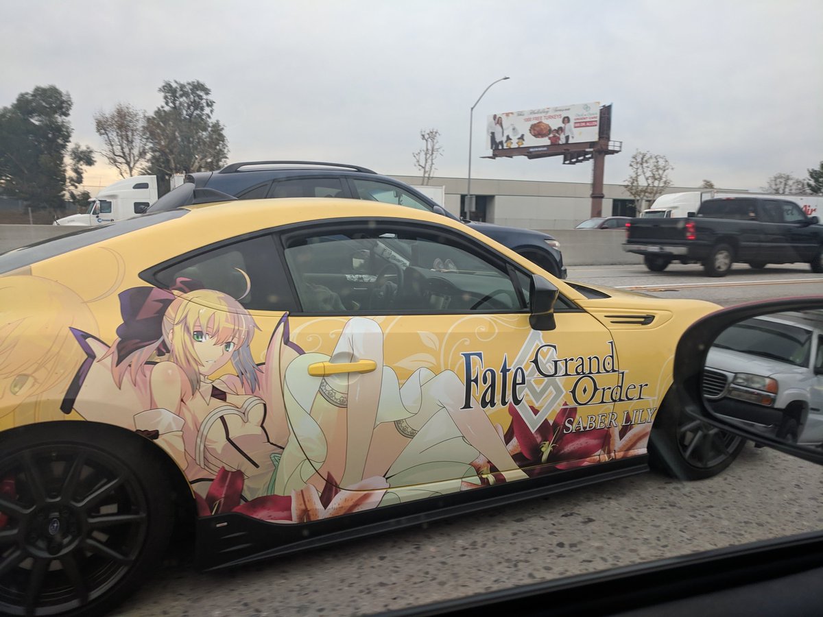 ロサンゼルスでFGOセイバーリリィ痛車が隣に走ってた