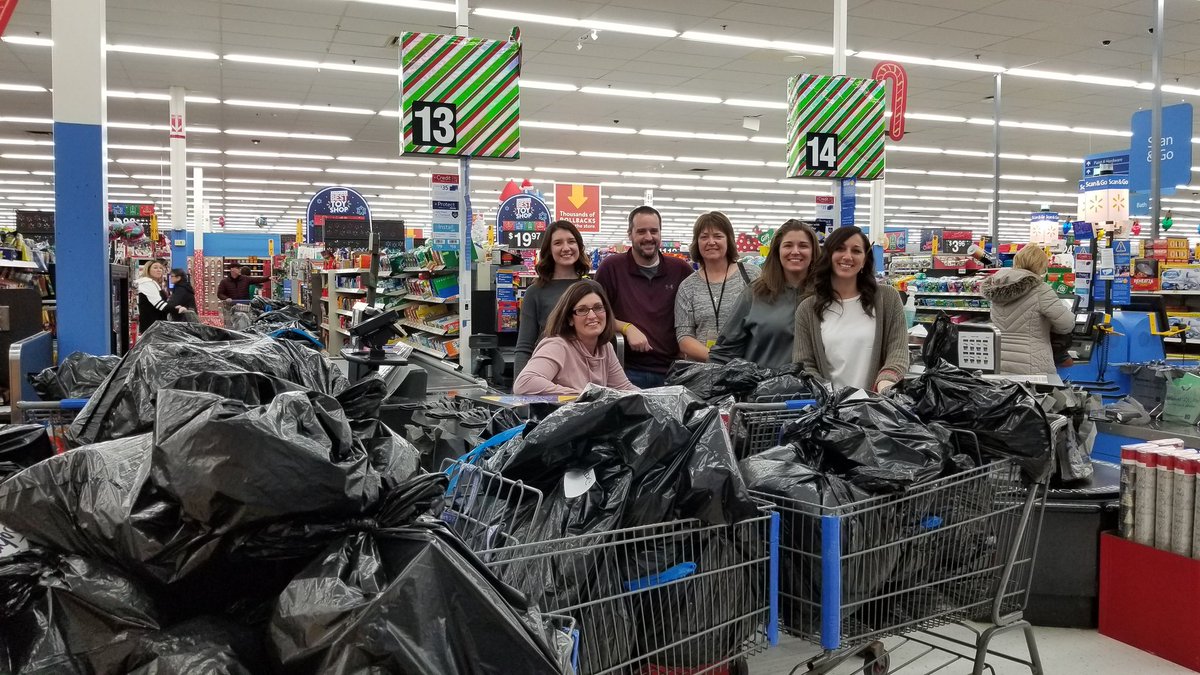MrsDWalther's tweet photo. Our elves were busy tonight! Annual holiday shopping trip! #BBPride @BBCSDBuzz https://t.co/bXdzKfTldj