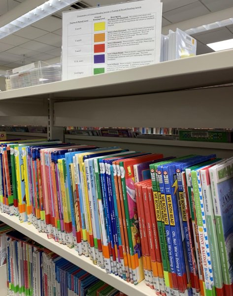Escml's tweet image. Did you just have your child&apos;s parent/teacher conference? 👩‍🏫 
Looking for books now that you know their #ReadingLevel? 👧👦
Check out our section of color-coded #LeveledReading books! 📚
#EmmaKids #NewReader #EmergentReader #Literacy #WeCanHelp