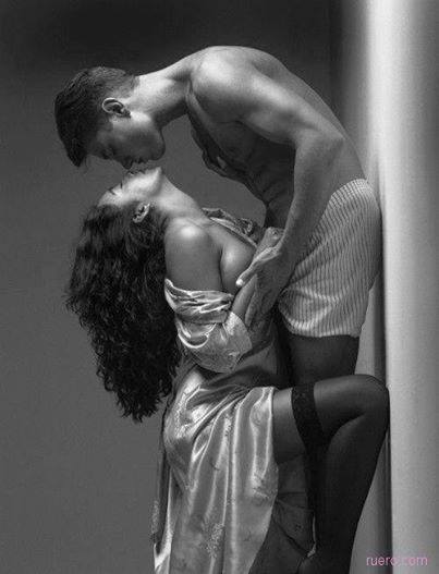 ودعنى اجثو بمحبه وارشف لذه قضيبك 
اداعبه بشفتي وانظر دفقه لهيبك 
حبيبى اننى شبقه لكى نمضى الهوى ثملين 
فخذنى اليك لن أسأل دروبى فى هواك لاين 
انا الدلوعة في إسطنبول 😘😘