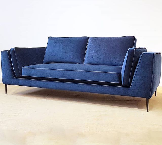 WorkshopDsgns's tweet photo. This photo does NOT quite capture the beauty of this  custom sofa we recently finished. And you really need to see the longer version to go with, another 3 feet or so.
This project was a real pleasure to be a part of. Fabric by @maxwellfabrics
#supportlo… https://t.co/fH4eQgKt8e https://t.co/yyqabMZ4h9