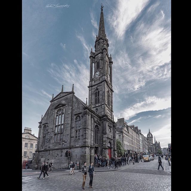 Walking through Edinburgh takes you #backintotime  #cobblestonestreets #royalmile #architecture #builtbyhand.
—————————————————
#Edinburgh, #Scotland.
————————————
#scottish #wanderlust #photographyislife #exploretocreate #nikond750 #nikonnofilter #britt… ift.tt/2C3nv5C