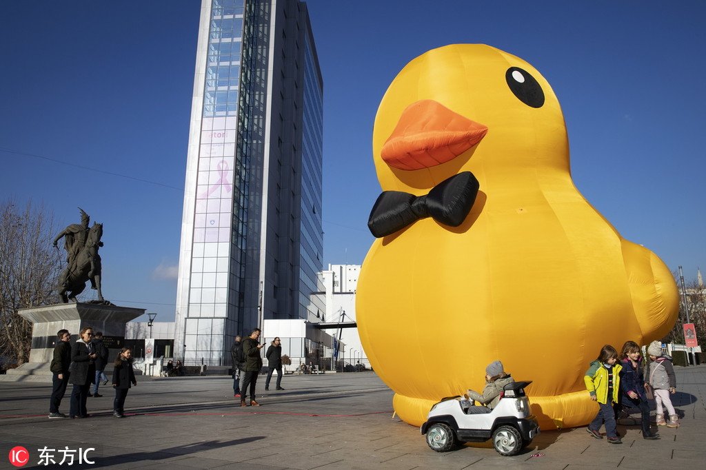 ChinaDaily's tweet photo. A six meter tall rubber duck is placed in front of the government building of republic of Kosovo to mark the international anti-corruption day. #anticorruptionday https://t.co/4QBkUm6yJM
