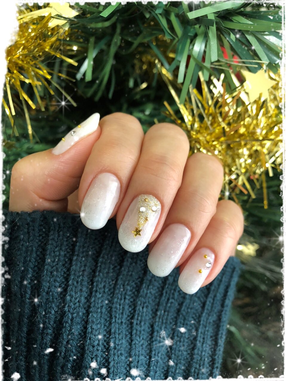 טוויטר S בטוויטר 冬ネイル第１弾 ホワイトグラデーション グラデーション初挑戦でしたが めっちゃ時間かかりました 当分やりたくない 一応クリスマス意識です 敢えて赤や緑を使わなかったのですが 地味 セルフネイル ジェルネイル クリスマス