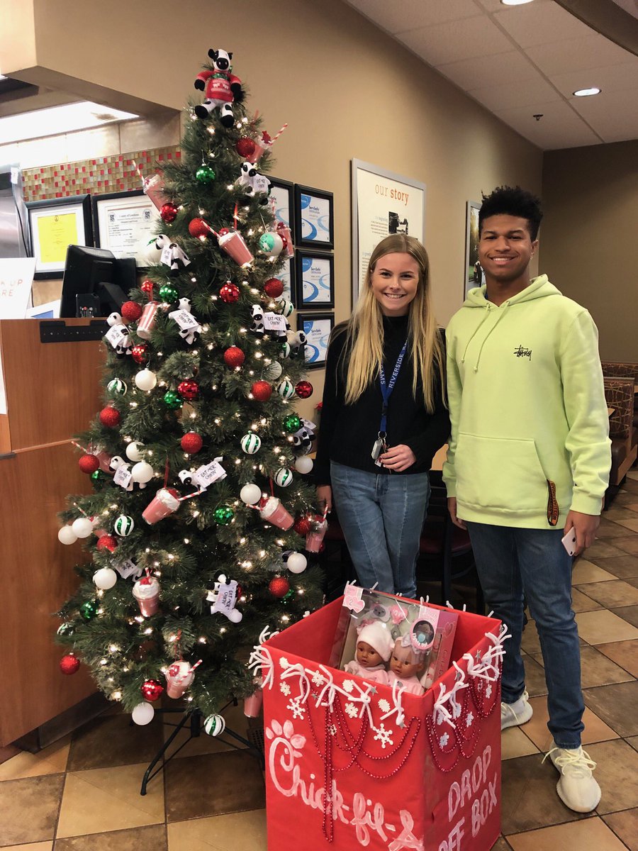 RVHS_ToyDrive's tweet photo. A big thank you to @CFA_Ashburn for letting us keep hearts and a donation box there!!! ❤️🎁✨ https://t.co/lyYZXvufK6