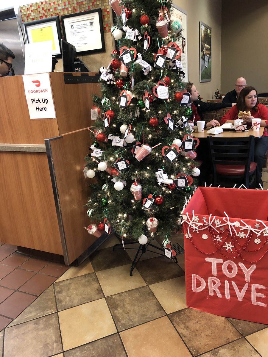 RVHS_ToyDrive's tweet photo. A big thank you to @CFA_Ashburn for letting us keep hearts and a donation box there!!! ❤️🎁✨ https://t.co/lyYZXvufK6
