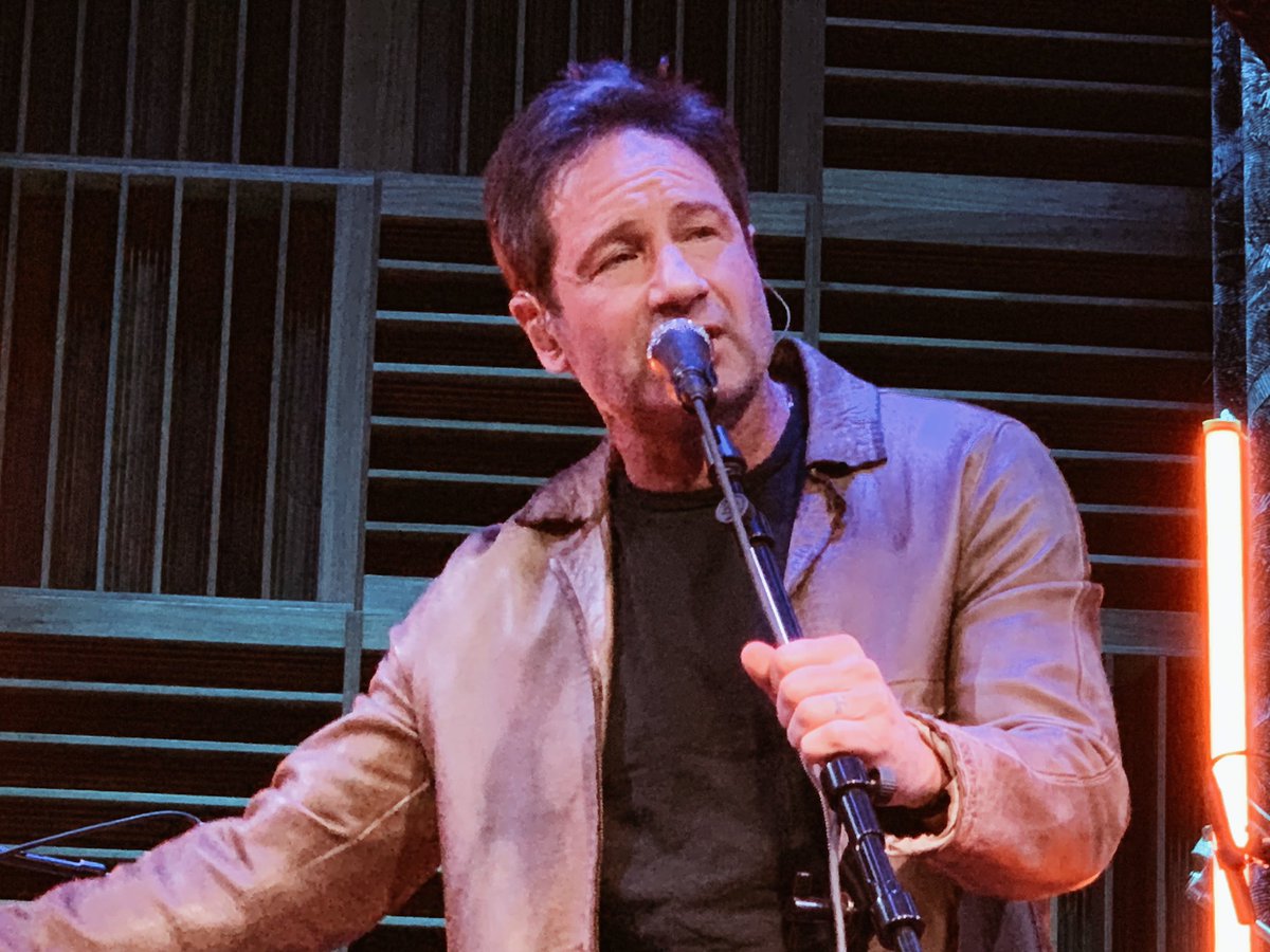 2018/12/09 - One Night with Davd Duchovny in Nashville - Page 5 DuGhExSXgAA8t31