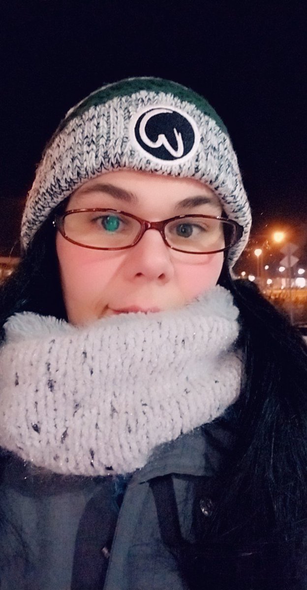 - 20°C tonight... I really love my pom-pom hat!!!! 😊😍☃️🇨🇦
@DonnieWahlberg @Wahlburgers 
#Wahlburgers 
#pompomhat
#winter