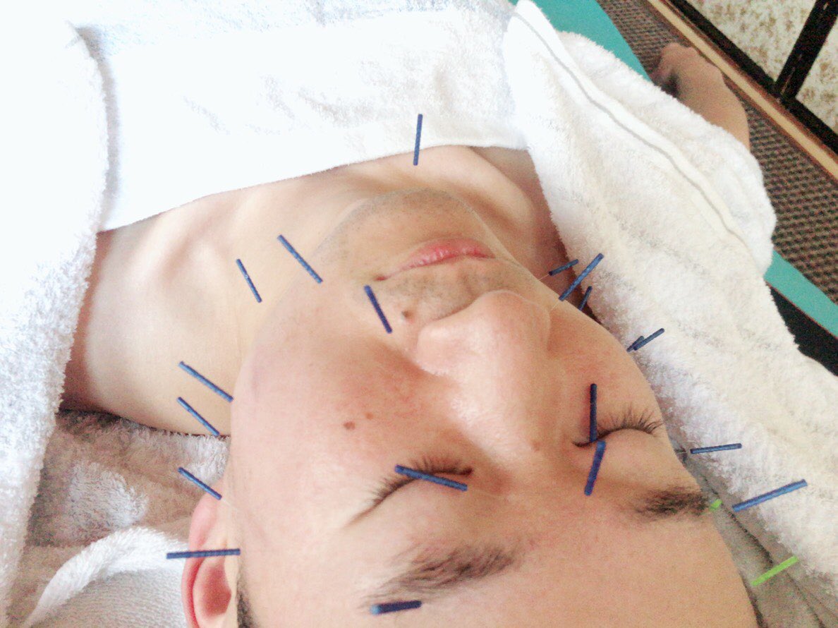 H 顔針 Etiketa Sto Twitter