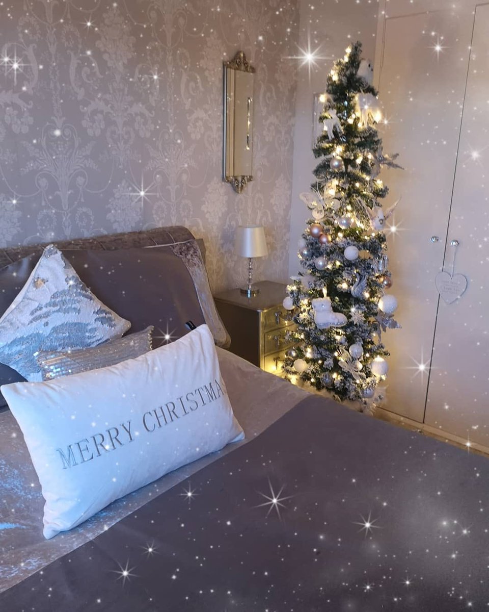 GlamPillows's tweet photo. Wishing my room looked like this 😍🎄✨ https://t.co/11FMHwWDJz