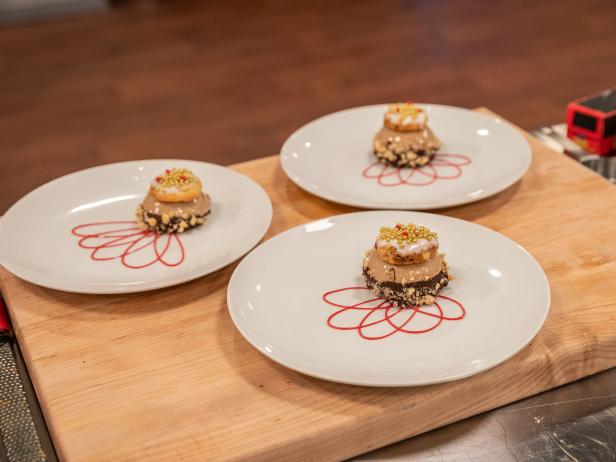 FoodNetwork's tweet photo. A final look at tonight’s holiday desserts! #HolidayBakingChampionship https://t.co/SuSq1c4pGb