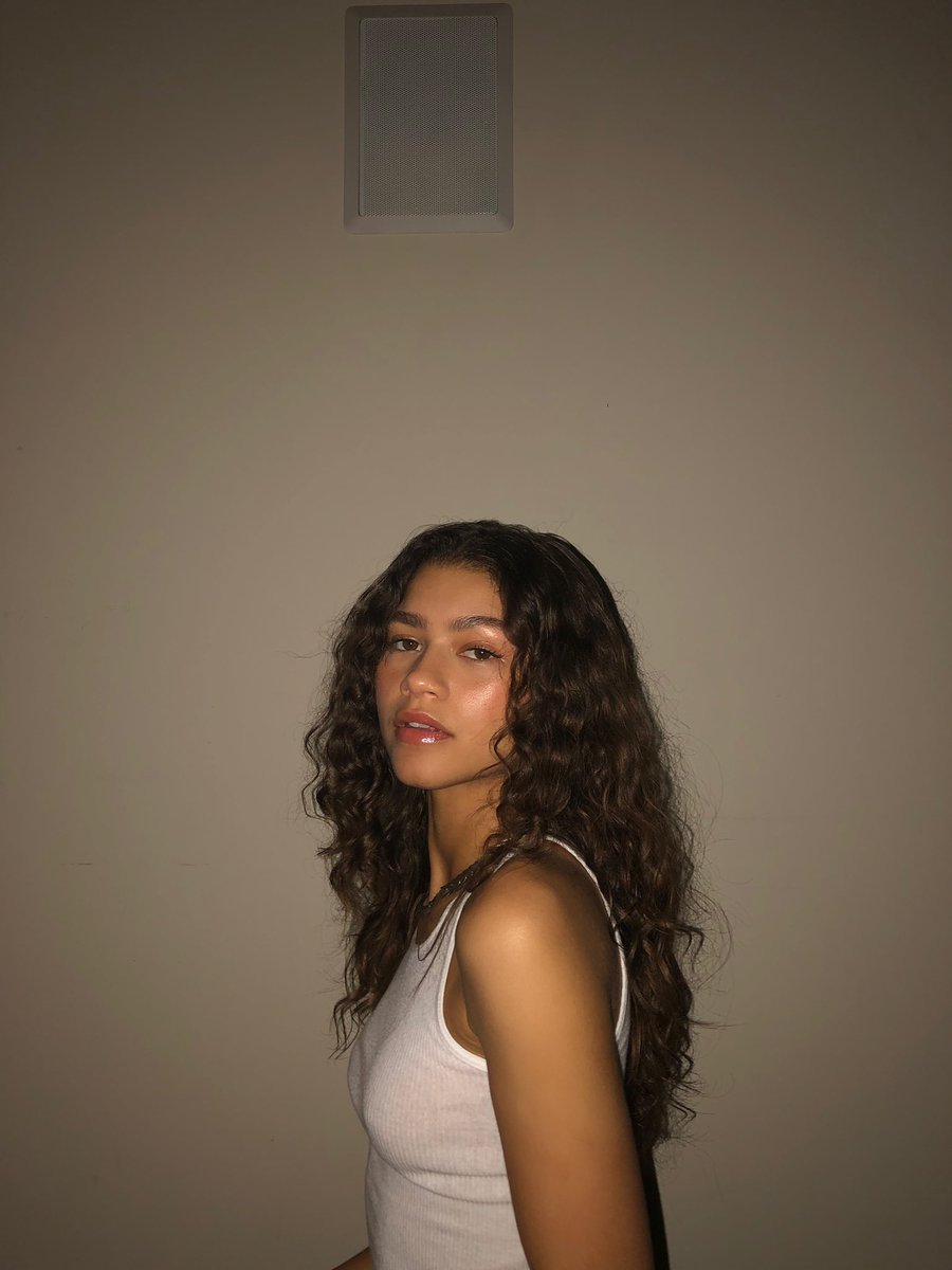 Zendaya's tweet photo. I wish I could edit the damn speaker off the wall. https://t.co/YMwj2MPad0