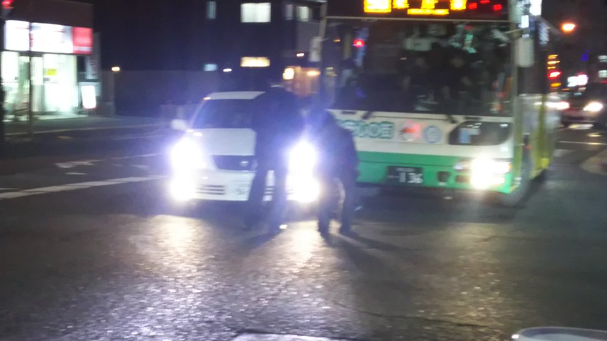 奈良駅前の道路でバスとクラウンが衝突した事故現場の画像