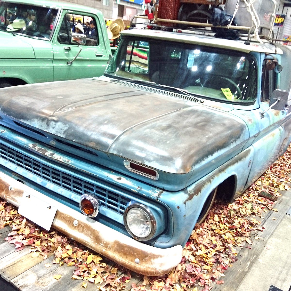 F Kc Twitterissa シボレー C10 シボレー C10のエイジング塗装です 周りの落ち葉がさらに哀愁をましています こういった表現は時代を感じることができますね T Co 0di8cijtk9 シボレー C10 アメ車 T Co 7ecofdcfti