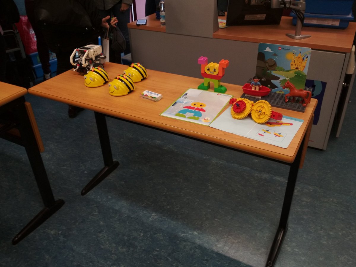 Bon dia des de l'assignatura #MI1013A  Avui estan amb nosaltres #Robotix 
Quina emoció!!!👏👏👏