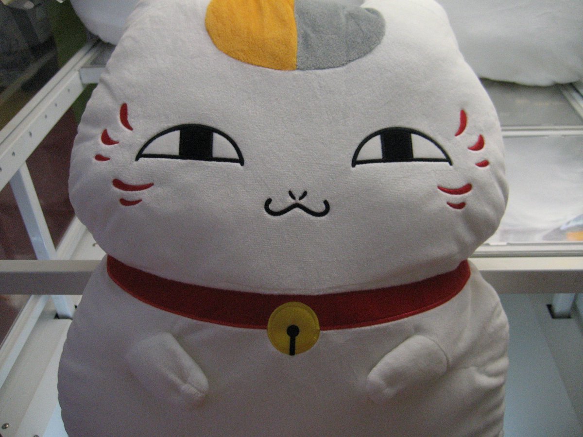 おたいち 加古川店 アミューズ 夏目友人帳 めちゃでかぬいぐるみニャンコ先生クッションが入荷しました 大きくてふっかふかの ニャンコ先生 クッションなので抱き枕のように扱っても形が崩れない 私の手と比較するとこの大きさが分かるはず おた