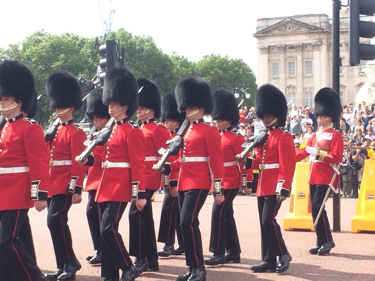 ট ইট র マッキー 美しい風景が好き バッキンガム宮殿 衛兵交代式 イギリス 衛兵交代式でした 何度かイギリスは訪れていますが 初めて見ることができて感激 本当におもちゃの兵隊さんのようでした Https T Co Kaclfof9ra