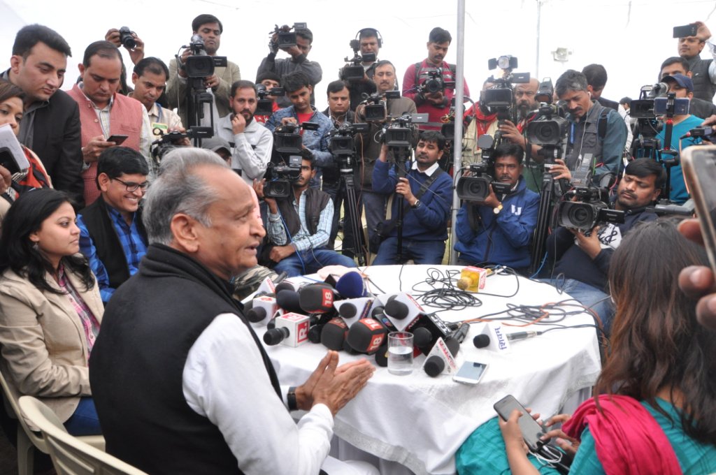 ashokgehlot51's tweet photo. राहुल जी ने गुजरात में जिस प्रकार से मोदीजी, अमित शाहजी को उनके खुद के राज्य में कॉर्नर किया, पूरा देश देख रहा था, उसके बाद में उठ खड़े ही नहीं हुए, आज के ये परिणाम इसलिए आ रहे हैं कि इस तरह कॉर्नर उनको कर दिया गया कि वे किसी इश्यू का जवाब ही नहीं दे पाए,बिना इश्यू के चुनाव लड़ा। https://t.co/QPTSpQV0jx
