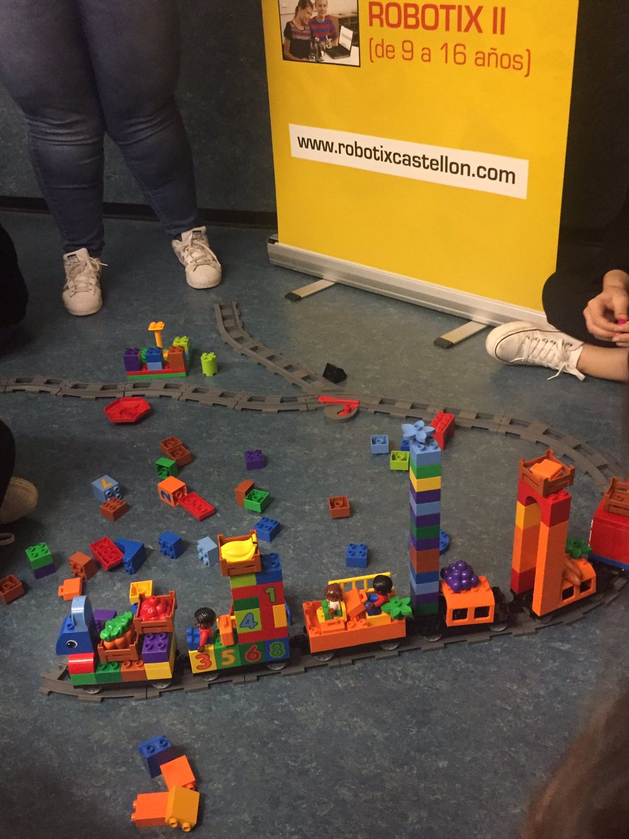 Jugant i experimentant amb peces de lego 😁🚂 <a href="/RobotixCS/">Robotix Castellón</a> #MI1013A