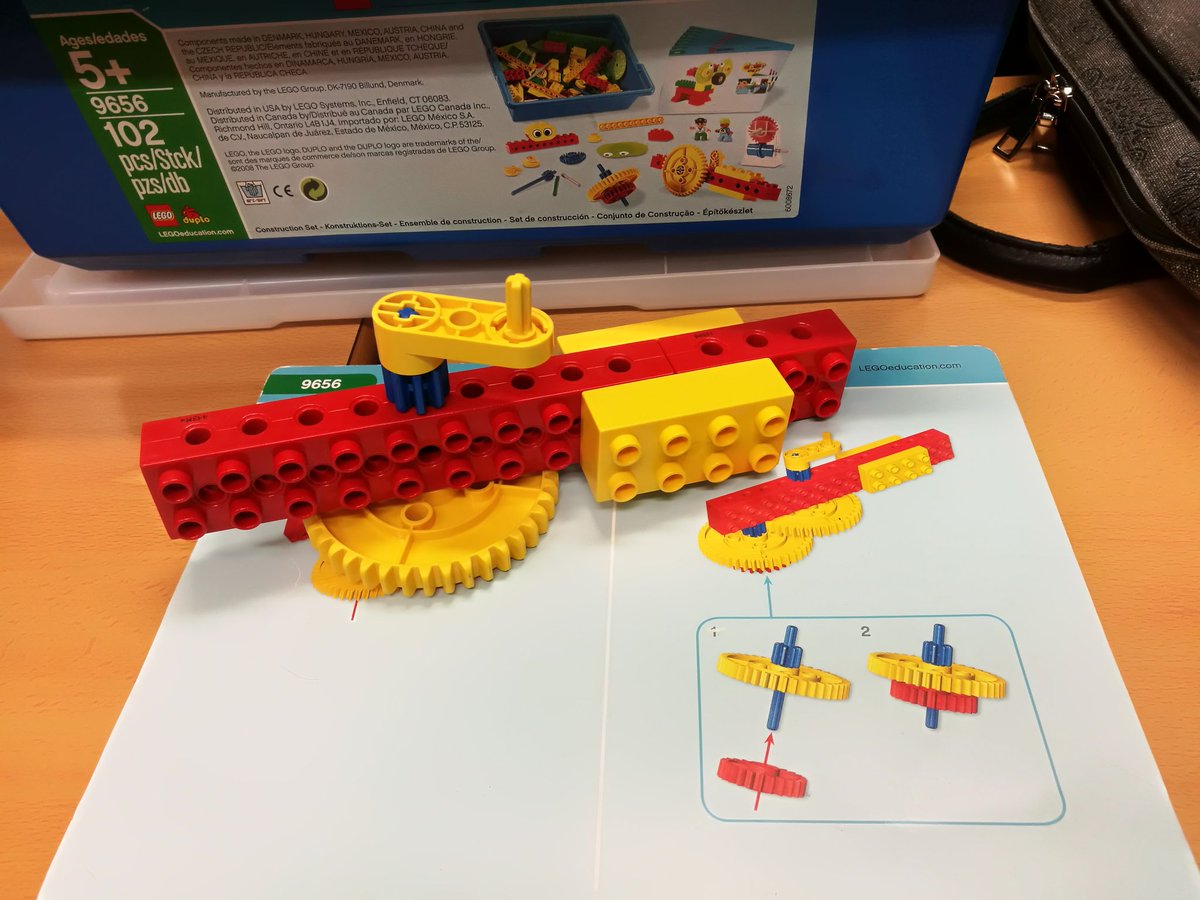 Alba__RV's tweet photo. Construyendo con lego education @RobotixCS y aprendiendo más recursos para infantil en #MI1013A https://t.co/2bWcBtYkdu