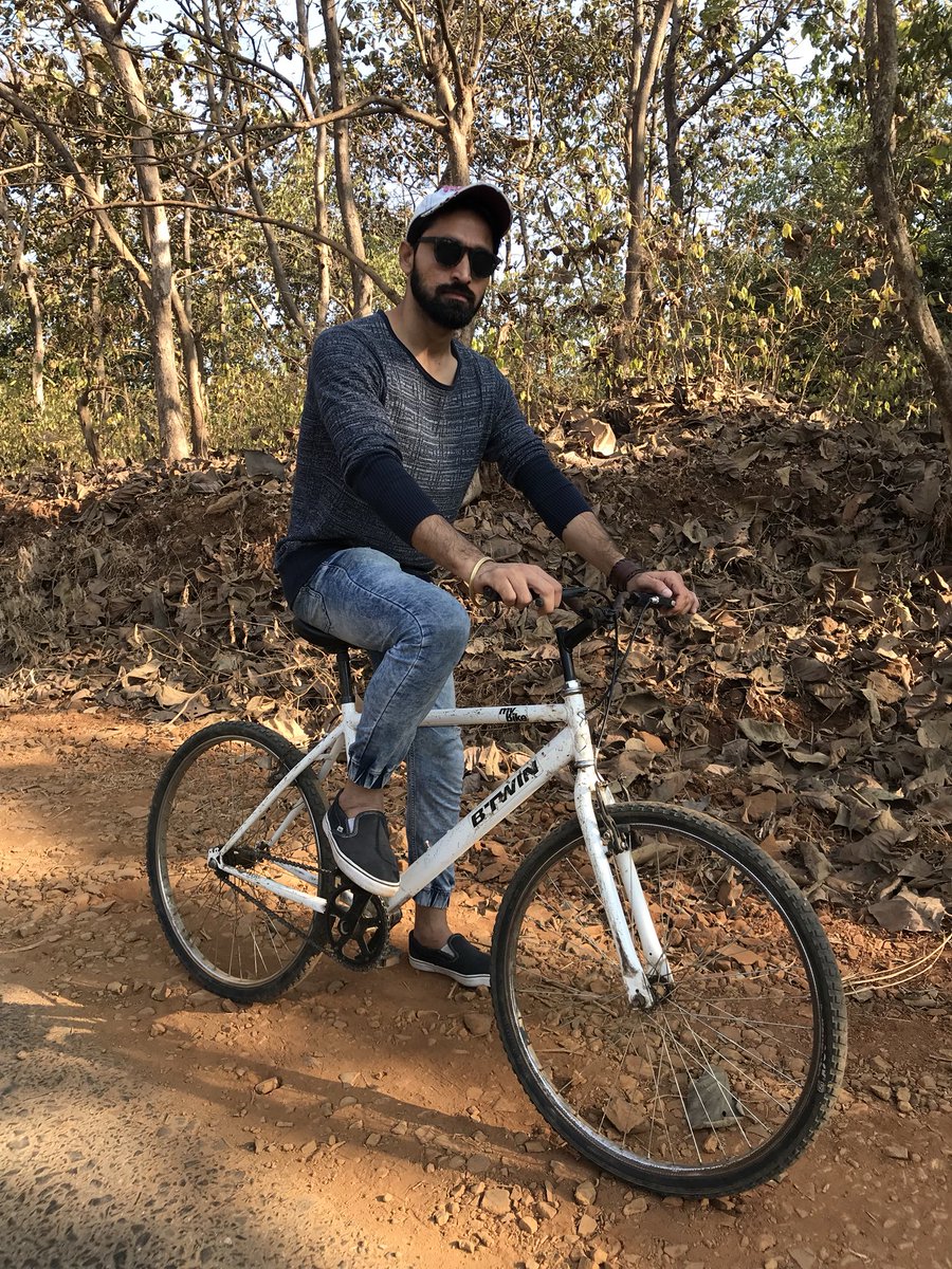 ❤️It’s fun time❤️
Cycling towards kanheri Caves at Rajiv gandhi National park..
#model #actor #actorslife #abhishekmahendru #exercise #cycling #healthiswealth #healthylifestyle #freshenvironment #green #tree #loveyourself #nationalpark #mumbai