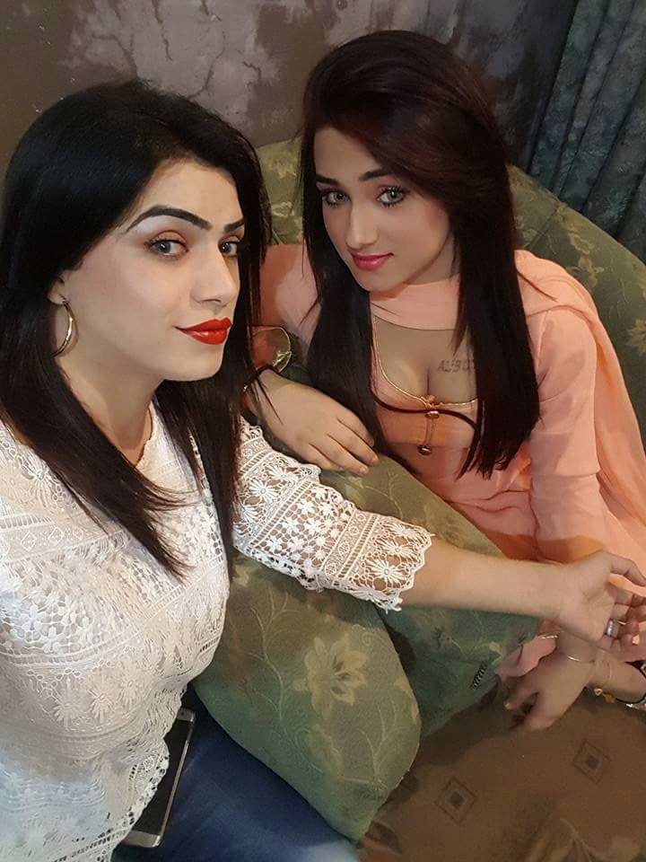 AdmireRakshitha's tweet photo. who is your choice ?😍😜
#white or #orange https://t.co/BHsAEgVfEw