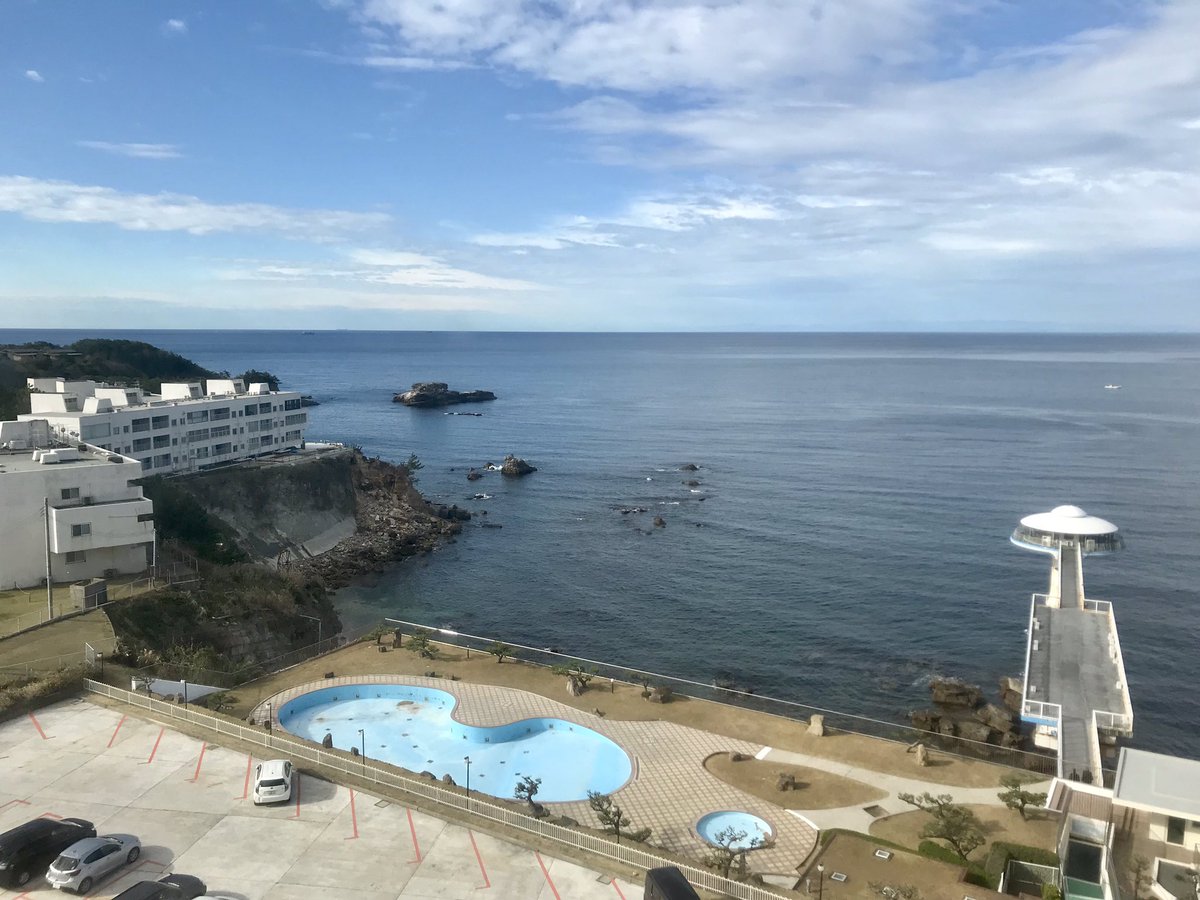 奈良・南紀旅行7泊目は白浜温泉の「ホテル シーモア」でした。今年リニューアルしたばかりのスタイリッシュでモダンな雰囲気のリゾートホテル 。部屋は昔のままのようだけど、広い窓から海を望むオーシャンビュー。温泉は掛け流しで、露天風呂では海を眺めながらの湯浴みを ...
