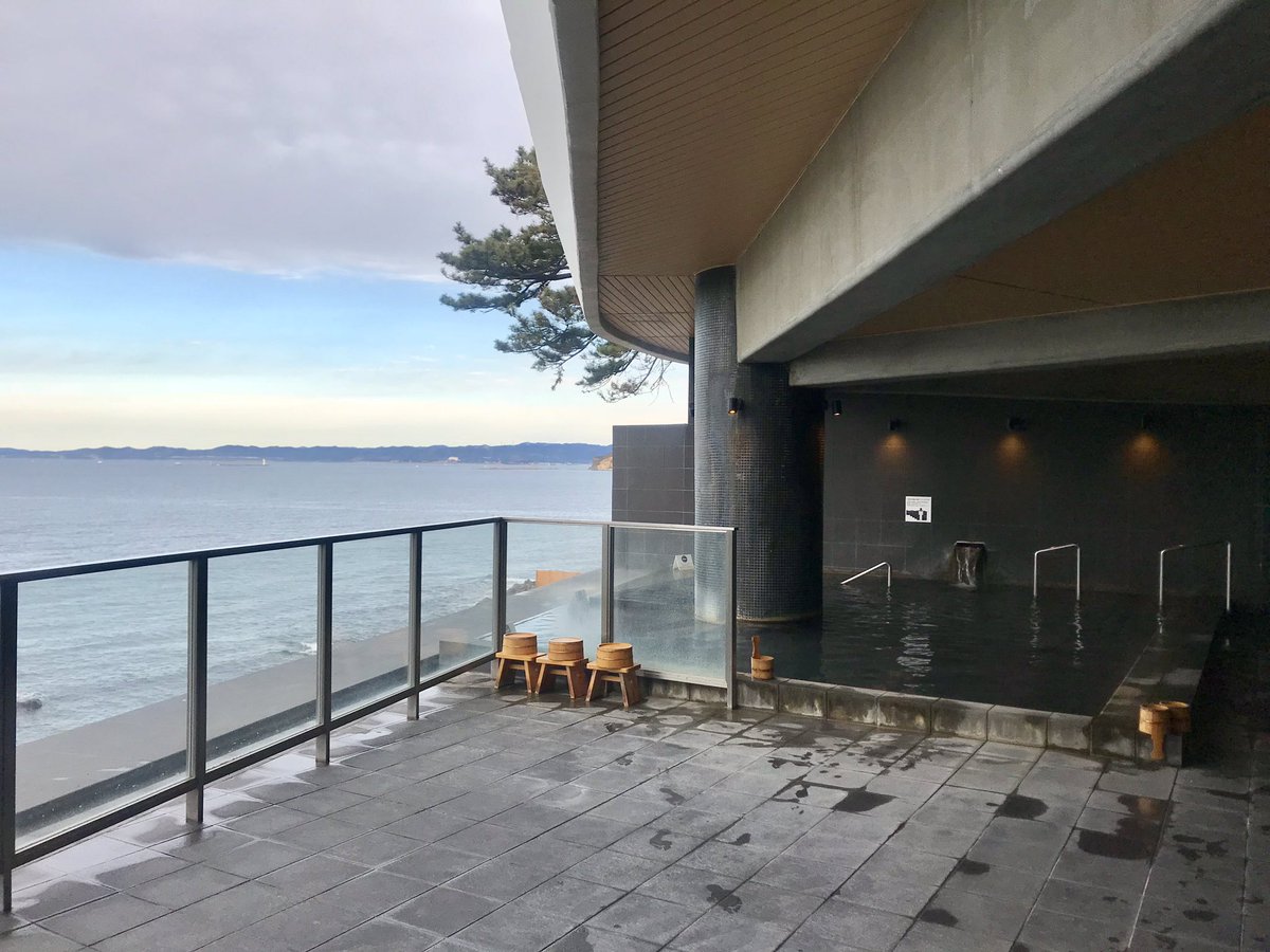 奈良・南紀旅行7泊目は白浜温泉の「ホテル シーモア」でした。今年リニューアルしたばかりのスタイリッシュでモダンな雰囲気のリゾートホテル 。部屋は昔のままのようだけど、広い窓から海を望むオーシャンビュー。温泉は掛け流しで、露天風呂では海を眺めながらの湯浴みを ...