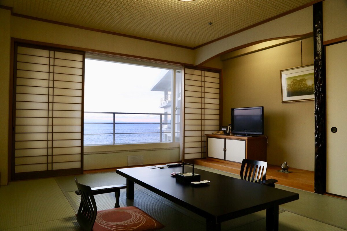 奈良・南紀旅行7泊目は白浜温泉の「ホテル シーモア」でした。今年リニューアルしたばかりのスタイリッシュでモダンな雰囲気のリゾートホテル 。部屋は昔のままのようだけど、広い窓から海を望むオーシャンビュー。温泉は掛け流しで、露天風呂では海を眺めながらの湯浴みを ...