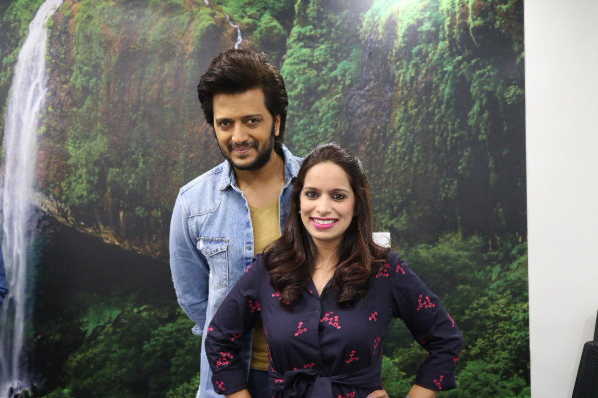 rjshru's tweet photo. काय आहे @Riteishd - @AdityaSarpotdar - @Kshitij_P या त्रिकूटाच्या यशामागचं गुपित? @Riteishd यांची कुठली सवय अजिबात आवडत नाही @geneliad ना? ऐका माऊली सोबत special गप्पा आज दु. ३-४ #LCA वर https://t.co/90Gskcqst9