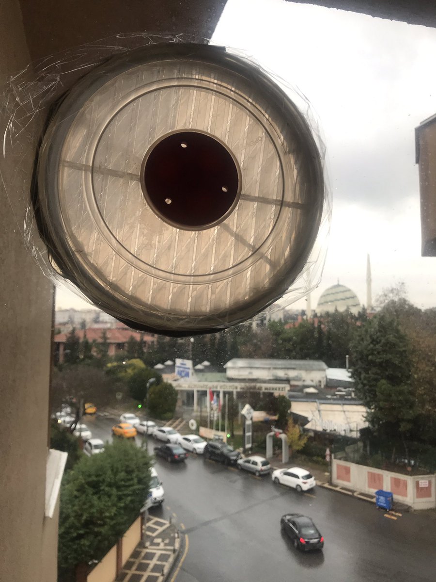 Panoptikon3's tweet photo. Doğalgaz hava tahliye aparatını soğuk içeri girmesin diye tupperware kapağıyla hacklenen bir ülkede yaşıyoruz. Size de günaydın https://t.co/orORqRThGT