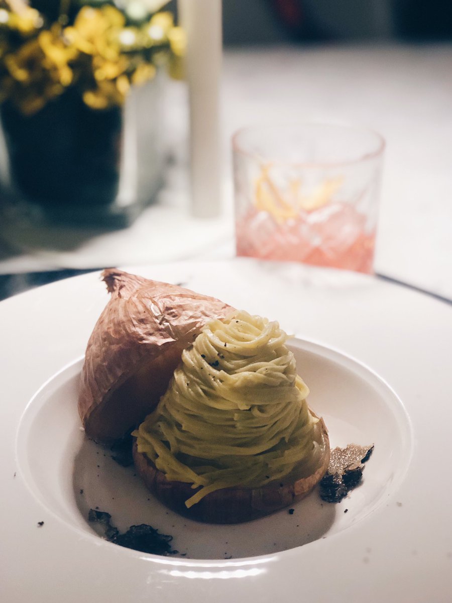 * Cipolla infettucciata *

Arriva il periodo delle feste 🎄 🎅🏻 e io mi sfrego le mani dall’emozione 🤩 “Chef iniziano le tue ferie vere, lunghe a casa” “🥺 Ehm!” e già capisco che... 💔

Lo <a href="/Sheratoncomo/">Sheraton Lake Como</a> rimane aperto e <a href="/ChefMolon/">Carlo Molon</a> ha pronto il menù di Natale e Capodanno.