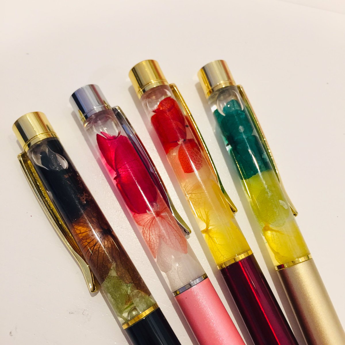 컨펌 기다리는 동안 오랜만에 개인 디자인으로 꾸민 하바리움 펜~ 수국은 비교적 색이 다양해서 그라데이션을 만들기가 좋네요.