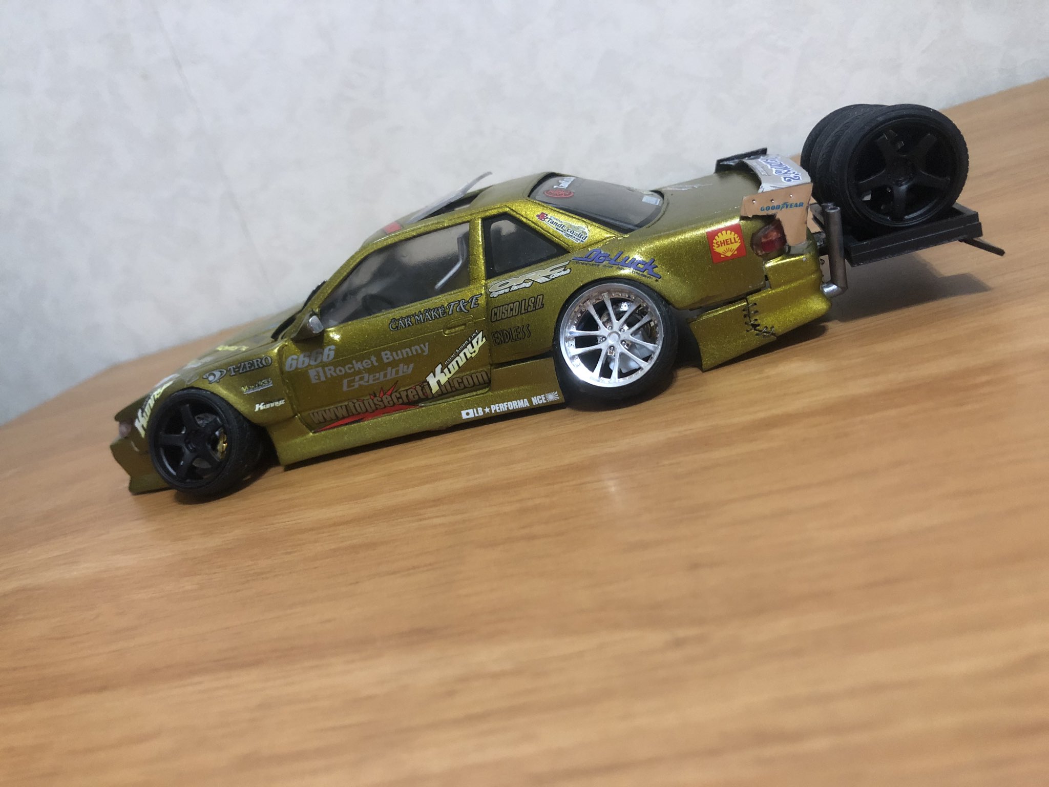 遠藤技術工業 S13完成した 色 焼鉄色 クリアーイエロー ボロボロ仕様にしてリアにはタイヤとか乗っけるやつつけた インチはデカイなやっぱり笑 結束バンドもどきもカッコイイ ドリ車 S13 プラモデル いんち ミサイル 仕様 しゃこ