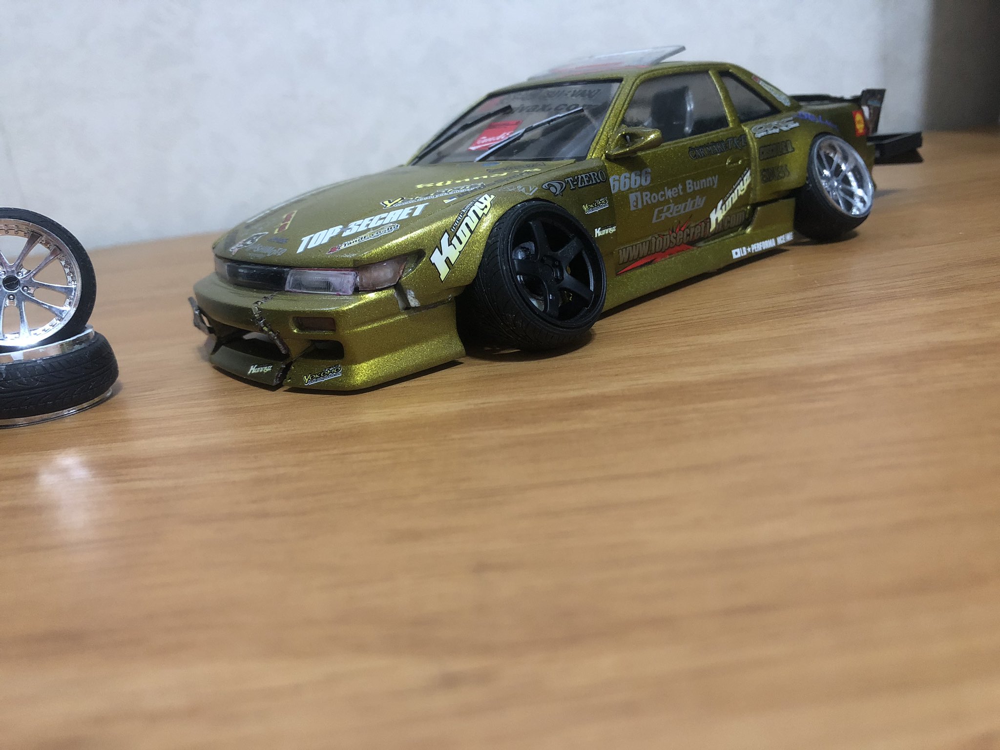 遠藤技術工業 S13完成した 色 焼鉄色 クリアーイエロー ボロボロ仕様にしてリアにはタイヤとか乗っけるやつつけた インチはデカイなやっぱり笑 結束バンドもどきもカッコイイ ドリ車 S13 プラモデル いんち ミサイル 仕様 しゃこ