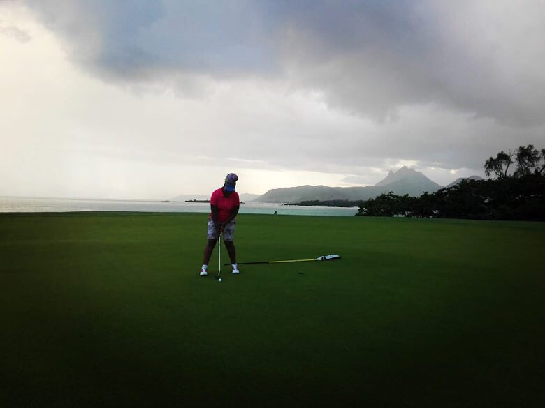 FelicityShiba's tweet image. #IssaThrowback Rain coming in from the ocean and mountains @IleAuxcerfs We were determined to play on. 📸 @LynnButler #ratherbeinmauritius #parhole #bucketlisting #islandgolf ⛳️🏌🏽‍♀️