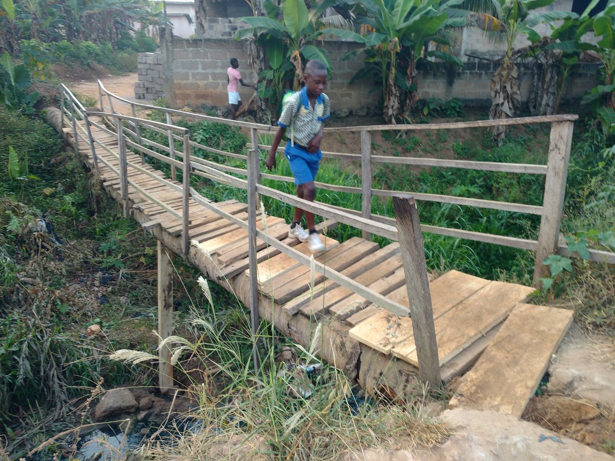 fiifibiNeyTs's tweet photo. A bridge at Asokore- Effiduase in koforidua school kids and other people pass on it to wherever their going. It looks deadly now https://t.co/m8zOCkr5Xu
